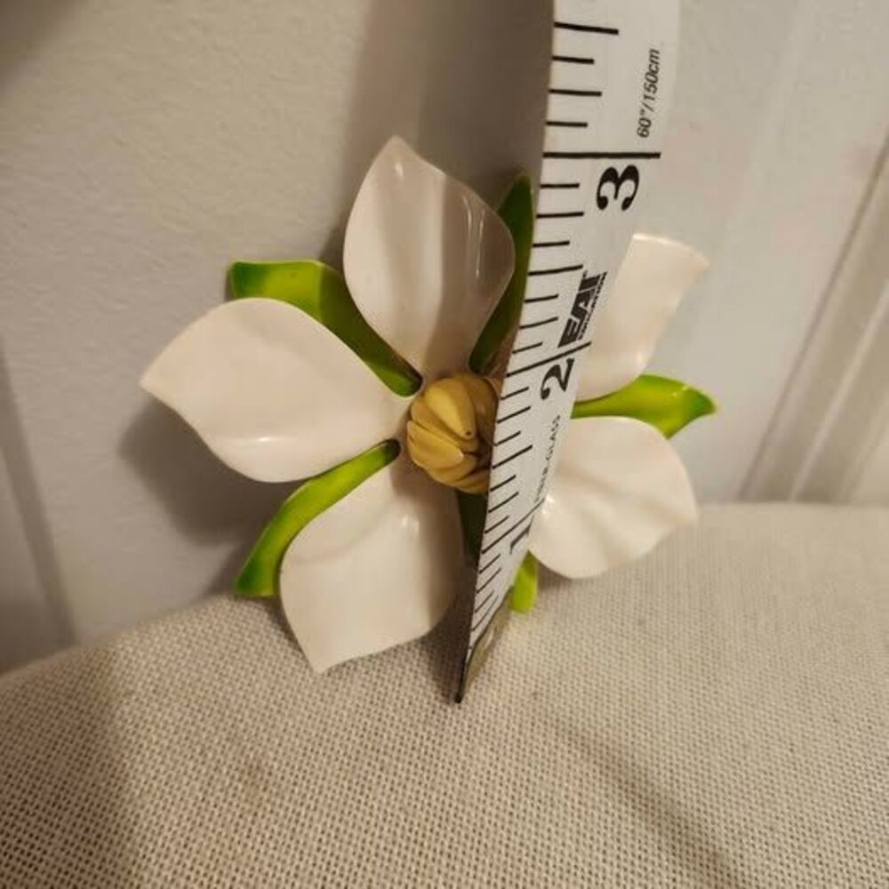 Vintage Sarah Coventry "Polynesian" Enamel Flower Brooch Pin (1967) - Picture 8 of 9